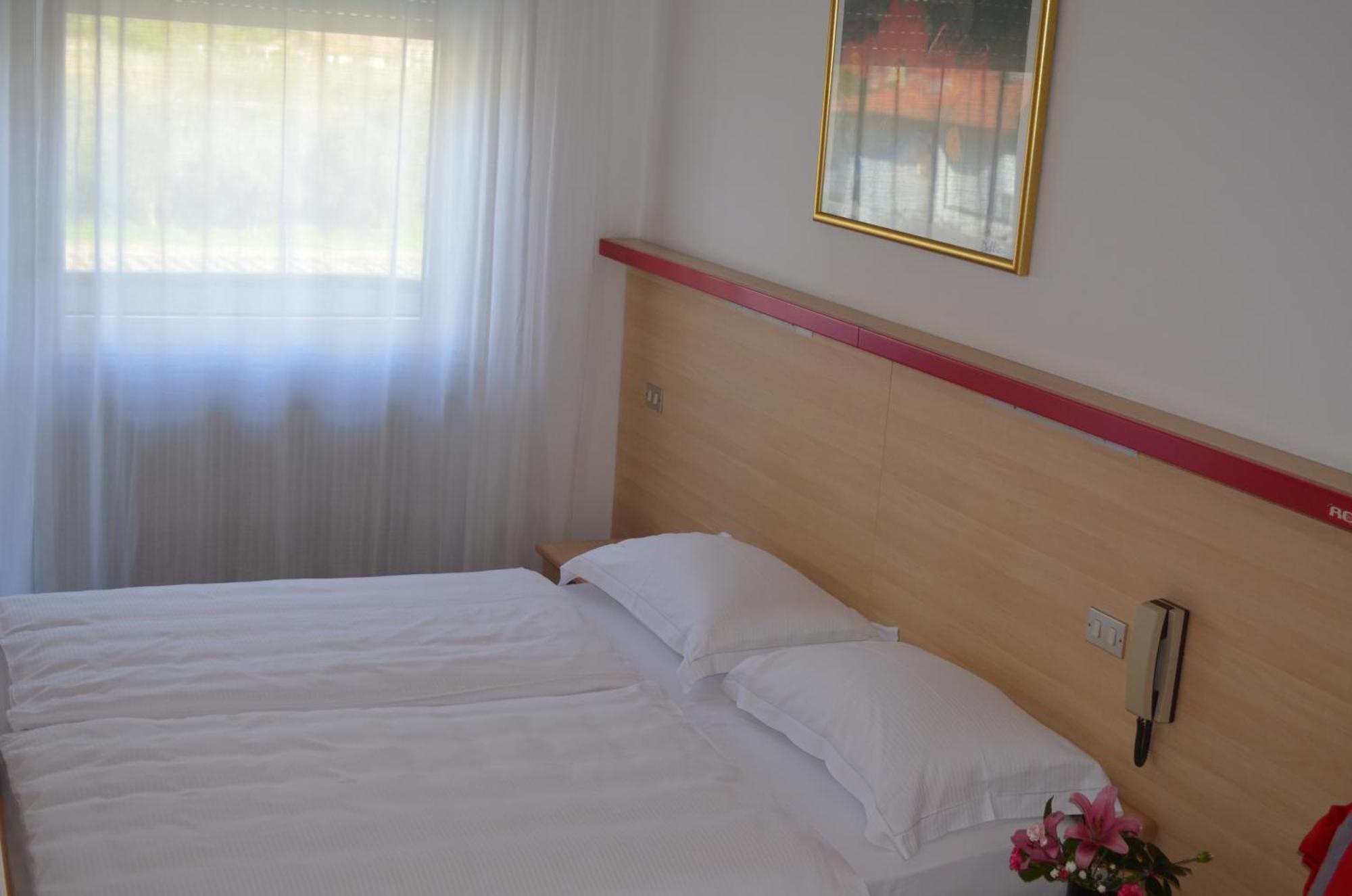 Park Hotel Eden Torbole Sul Garda Oda fotoğraf