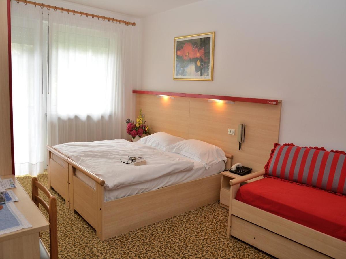 Park Hotel Eden Torbole Sul Garda Oda fotoğraf